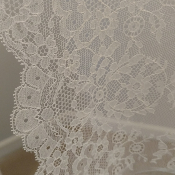 Genuine Spanish lace bridal mantilla veil - Picture 5 of 10